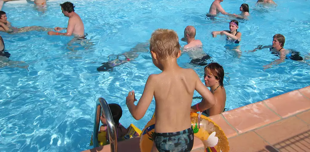 enfants piscine camping Les Bombves au lac Hambon dans le Puy de Dôme