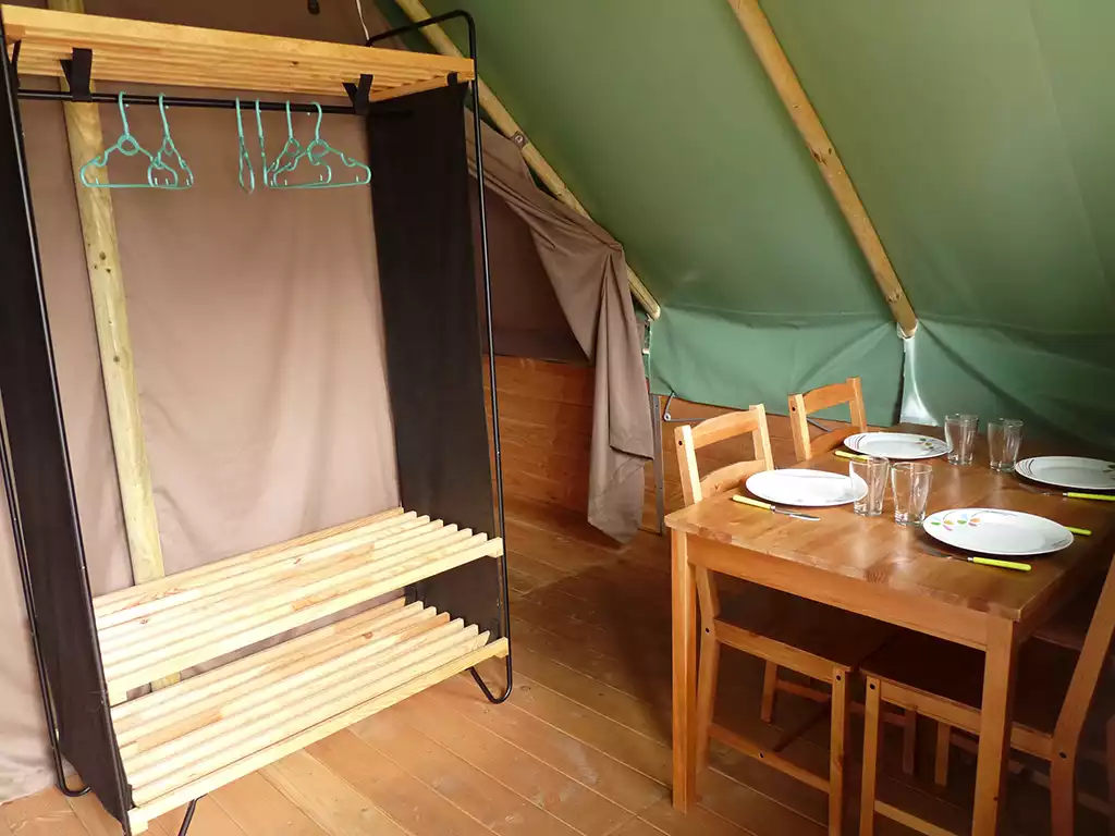 salle à manger  location vacances insolites dans le Puy de dôme