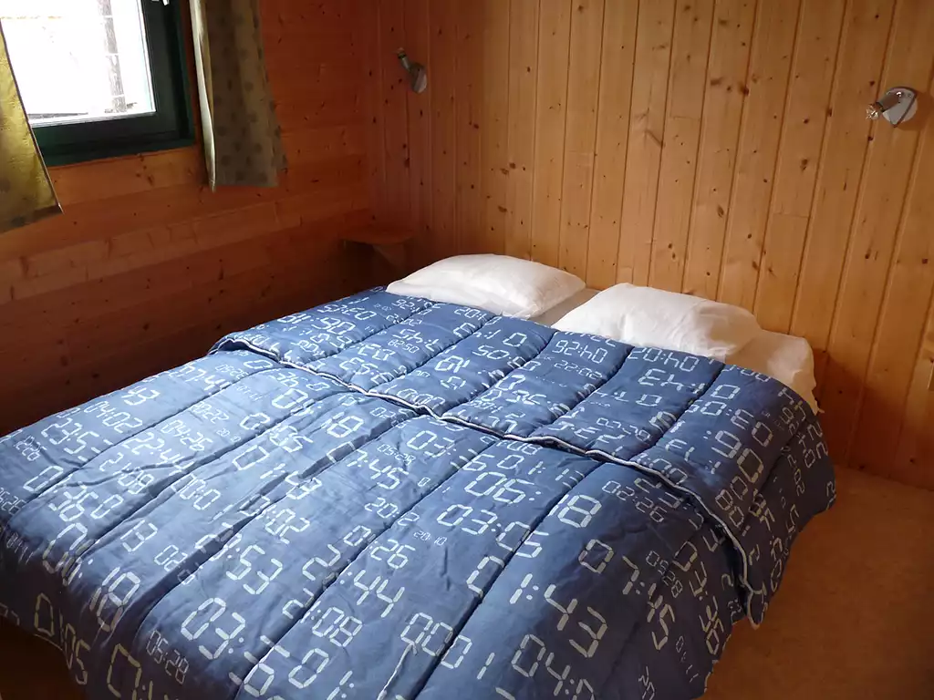chambre double chalet en bois 6 personnes au lac Chambon