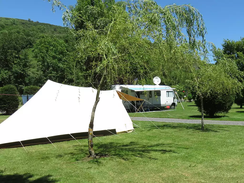 emplacement camping lac Chambon