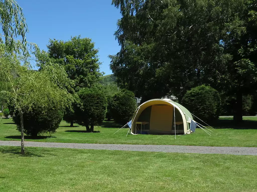 emplacement camping lac Chambon pour tente