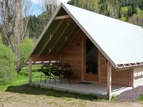 chalet toilé au lac Chambon